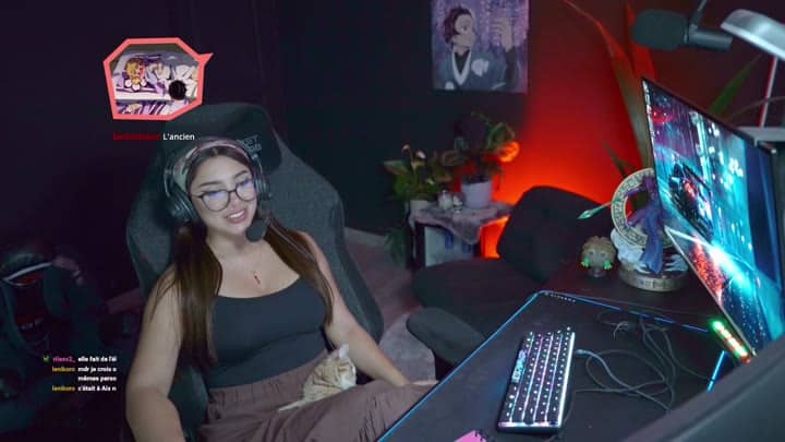 Julia bayonetta Présentation de sa chatte 2025-05-22