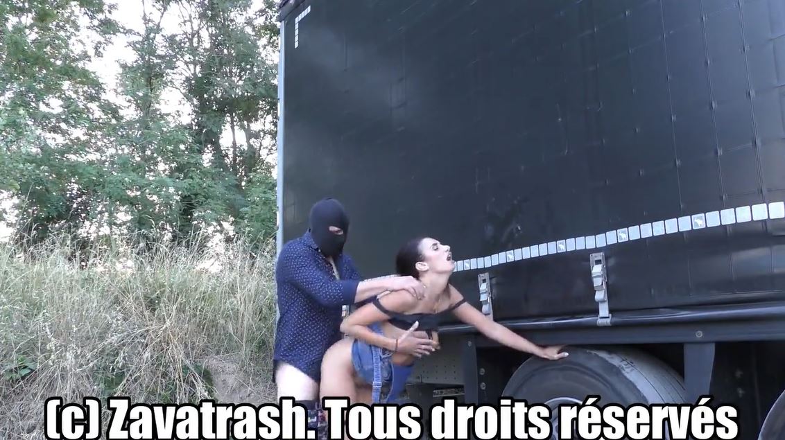 Zavatrash suce et baise avec des routiers en shooting photo