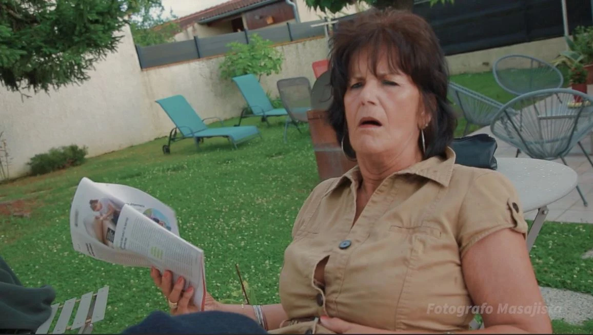 fotografo-masajista Fr – La propriétaire une mamie française fait une pause dans son jardin quand une grosse bite noire la baise – 10-07-2025
